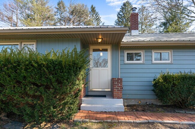 Building Photo - 17 Bruin Dr