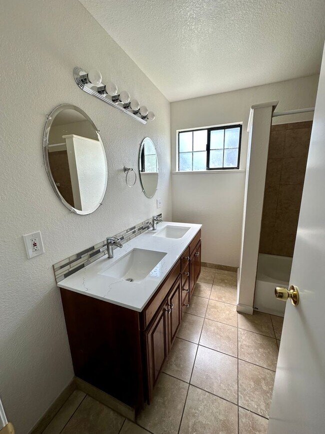 Building Photo - PET FRIENDLY Spacious 3 Bedroom 2 Bath! **...