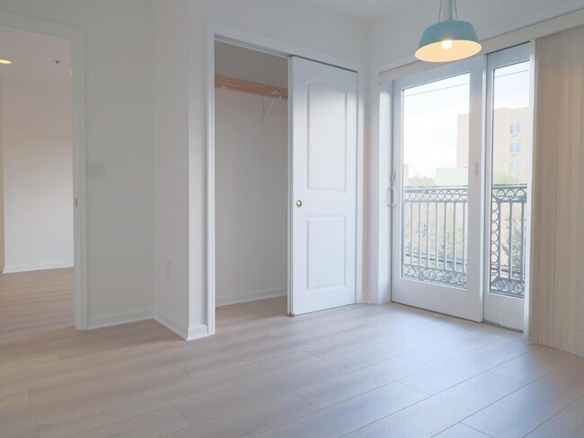 Building Photo - 605 New York Ave