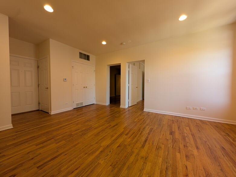 Building Photo - 914 W Dakin St