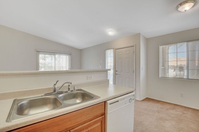 Building Photo - Adorable 2 Bedroom Condo