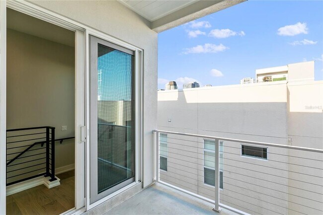Building Photo - 368 6th St S
