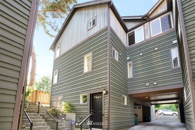 Building Photo - Large 2-Bedroom Northgate Townhome