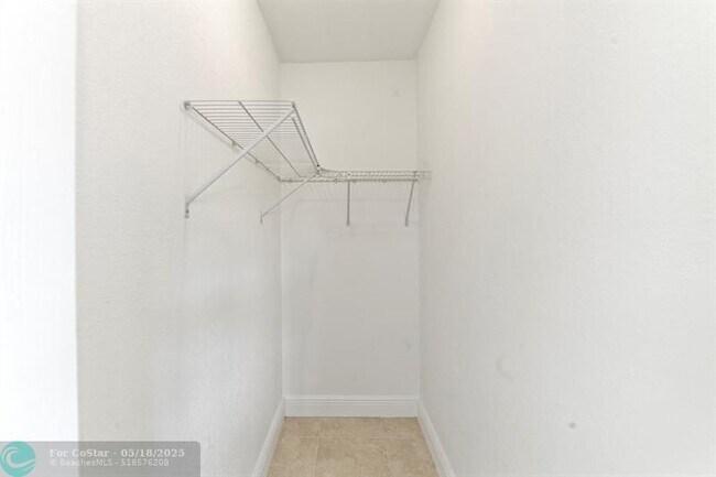 Building Photo - 818 NE 14th Pl