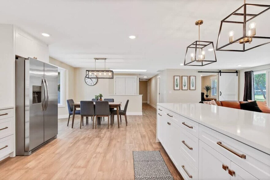 Building Photo - 1215 E Cerramar Ct
