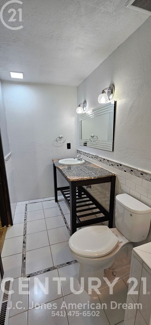 Building Photo - Single Family Home in NE Grants Pass with RV Parking