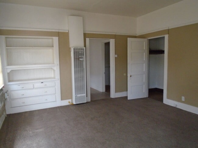 Building Photo - 1027 H St