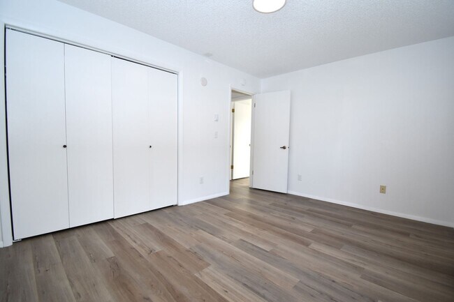 Building Photo - Great centrally located 2nd floor, 2 Bedroom 1 Bathroom apartment!