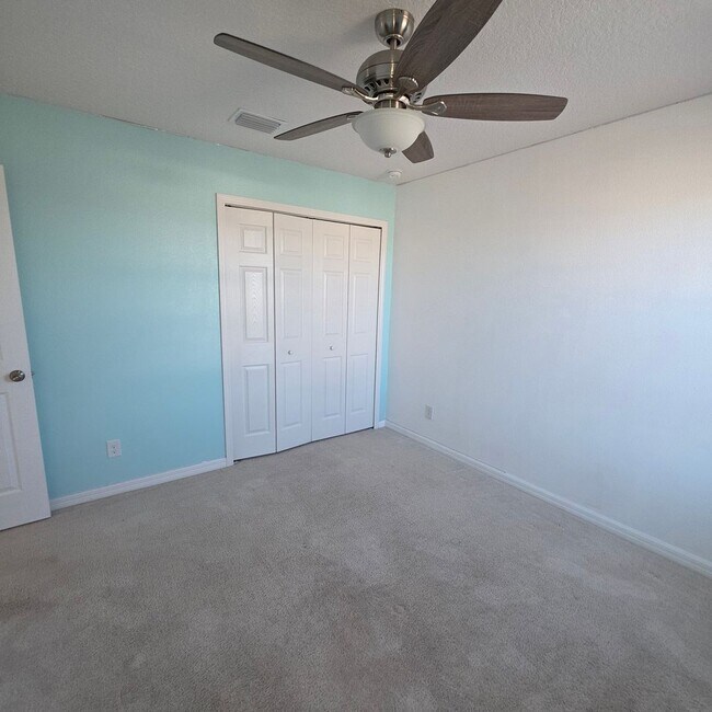 Building Photo - 4 Bedrooms, 2.5 Bathrooms Singe family home