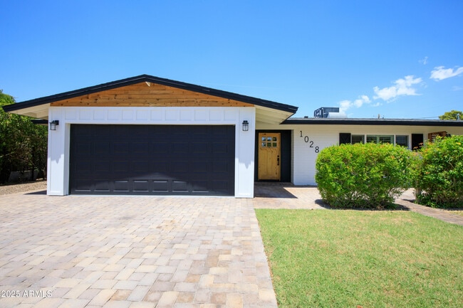 Building Photo - 1028 E Manzanita Dr