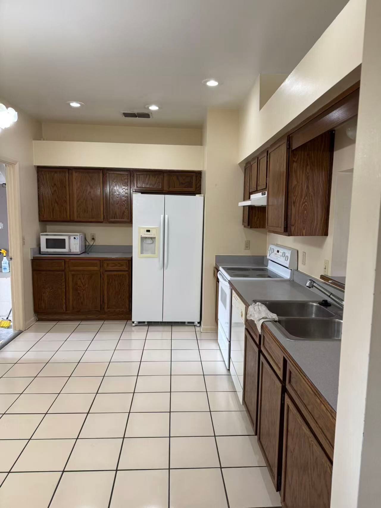 Building Photo - 4370 Sandhurst Dr