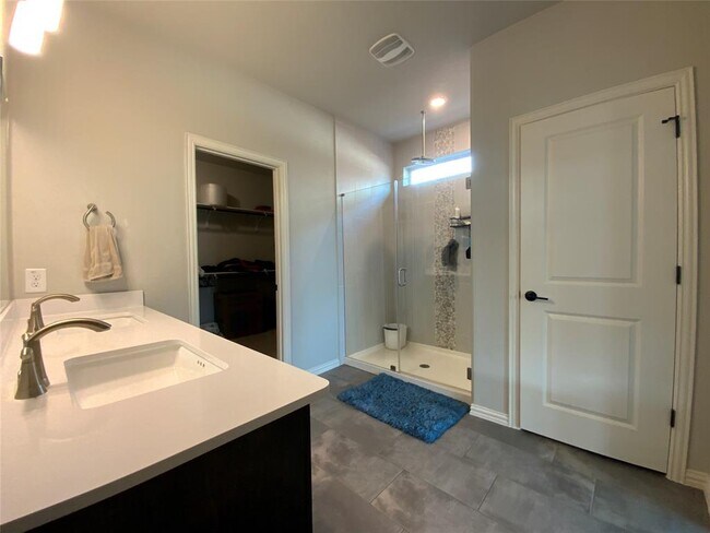 Building Photo - 3307 Columbus Way
