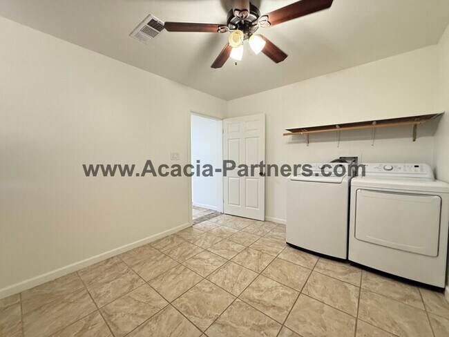 Building Photo - Three Bedroom Home