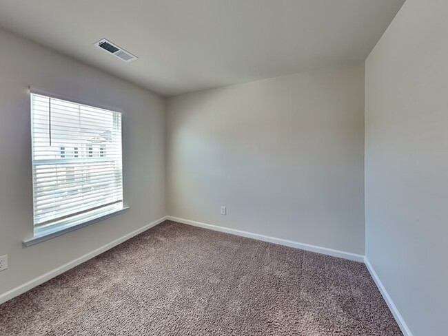 Building Photo - Located in desirable Ashton Lakes neigComi...