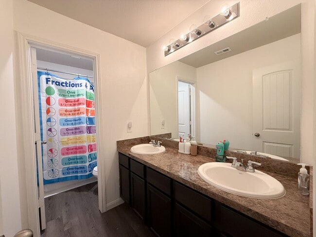 Building Photo - 4 Bed, 3.5 Bath Home in Bryan for March Move In!