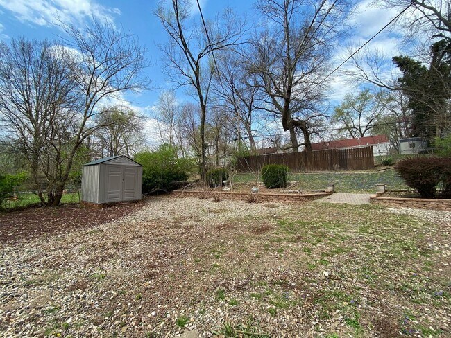 Building Photo - Beautiful 3 bedroom Prairie Village Home!