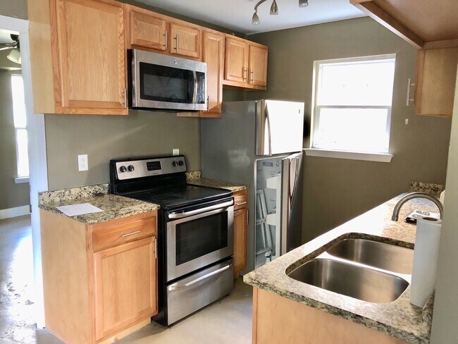 Building Photo - 4 Bedroom 2.5 Bath House in North Central - Downtown Charleston