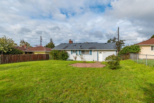 Building Photo - 2 Bedroom Pet Friendly Rambler in Town