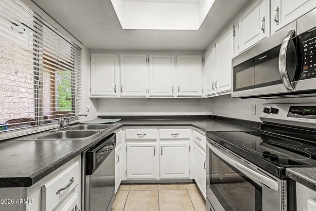Building Photo - 461 W Holmes Ave