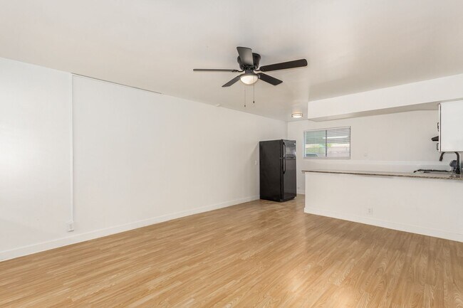 Building Photo - 2 Bed | 1 Bath - Updated Ground Floor Unit