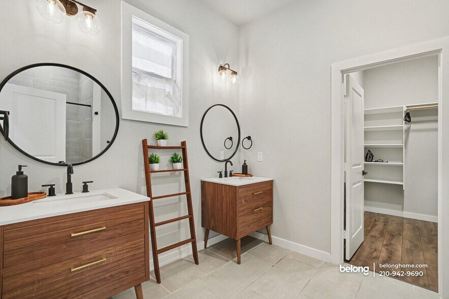 Building Photo - 1725 E Crockett St