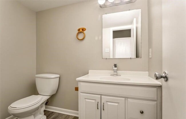 Building Photo - Remodeled Townhouse Ready for A New Tenant