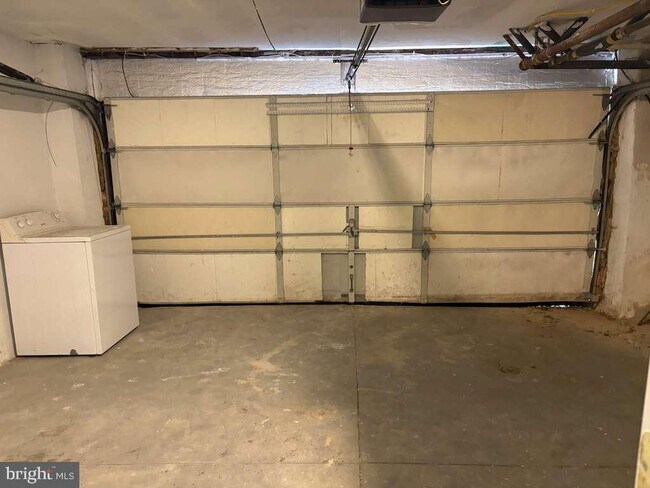 Building Photo - 5718 Woodbine Ave