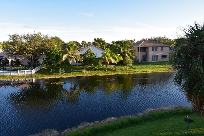 Building Photo - 450 Palm Cir W