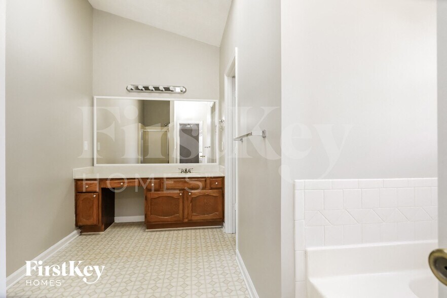 Building Photo - 331 Crescentview Ct