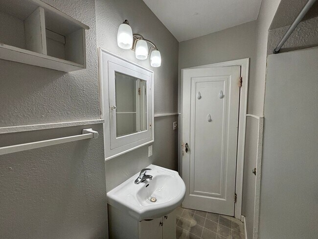 Building Photo - 4 Bedroom House Near MSUM!