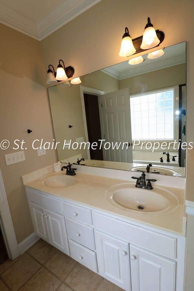 Building Photo - GREAT RENTAL IN FOX HOLLOW SUBDIVISION!
