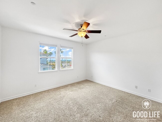 Building Photo - Beautiful 3BD/3BA w/ A/C, In-Unit Laundry, and 2-Car Garage in Bay Park!