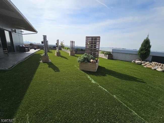 Building Photo - 58 Elm St