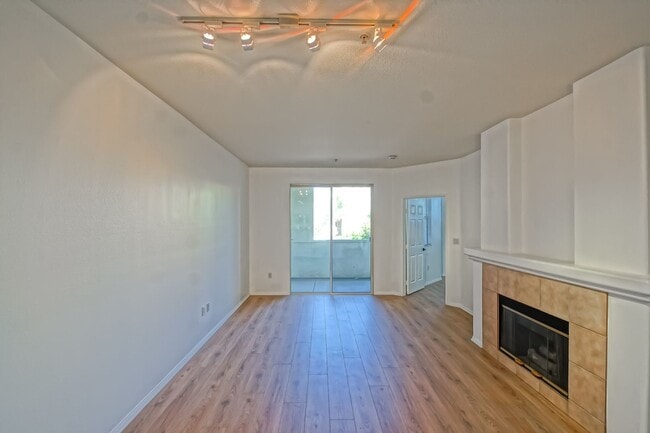 Building Photo - Bright & Airy, Recently Updated 3rd Floor Apartment in the Catalina Building Across from Central ...