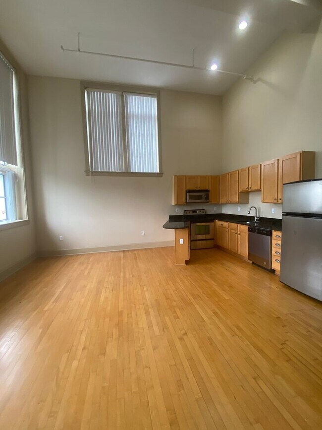 Building Photo - $200 OFF! Updated 3 Bed 1 Bath Apartment w...