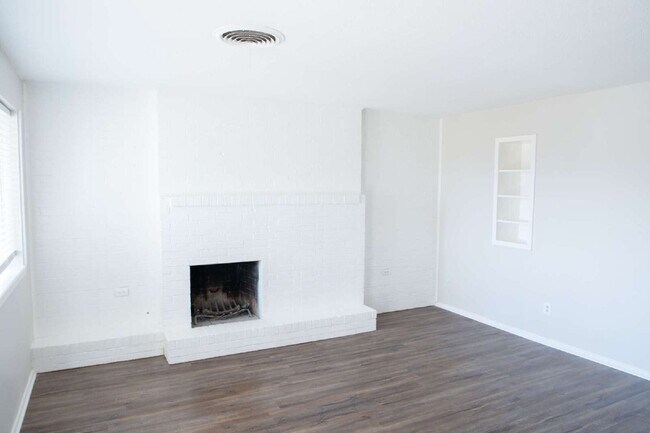 Building Photo - Updated 3 Bed 2 Bath Duplex!!