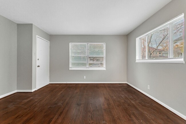 Building Photo - 1 Bedroom, 1 Bath Apartment in historic Munger Place!