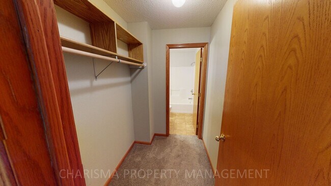 Building Photo - 3 BEDROOM, 2 BATH WALK IN TOWNHOME, ATTACH...