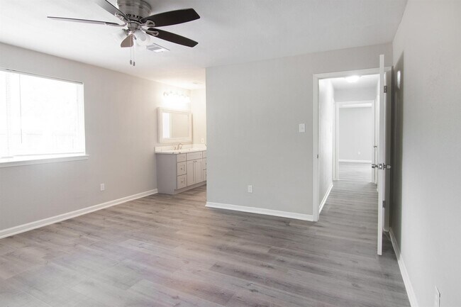 Building Photo - 23710 Farm Hill Dr