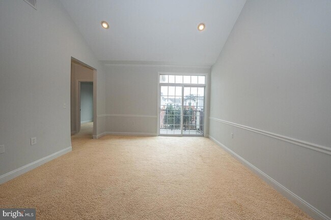 Building Photo - 300 W Elm St