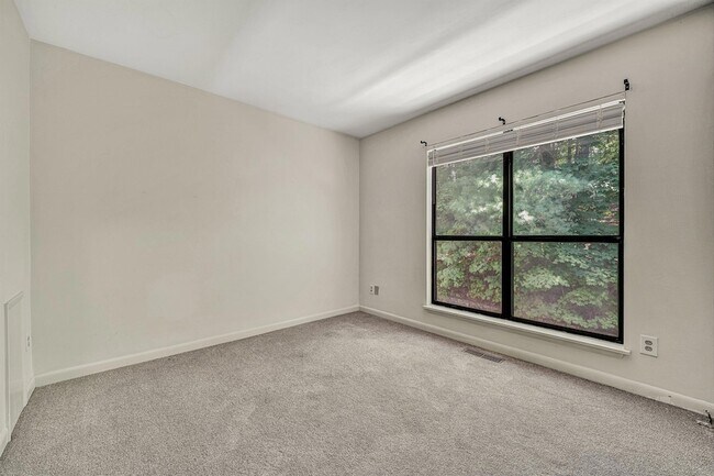 Building Photo - 7007 Oak Ct