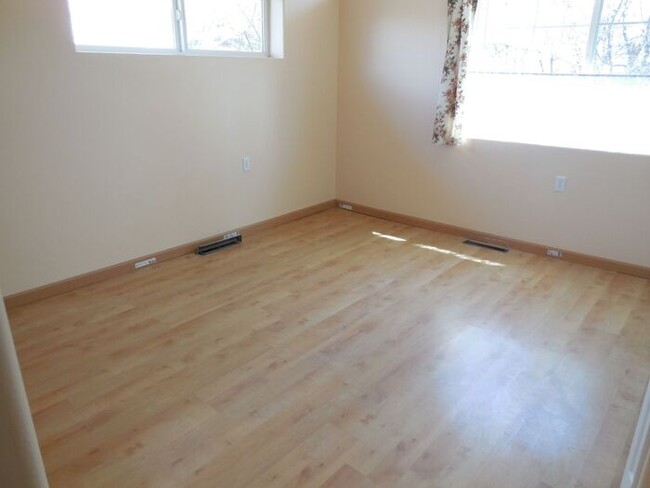 Building Photo - Awesome 3 Bedroom Holladay ground floor un...