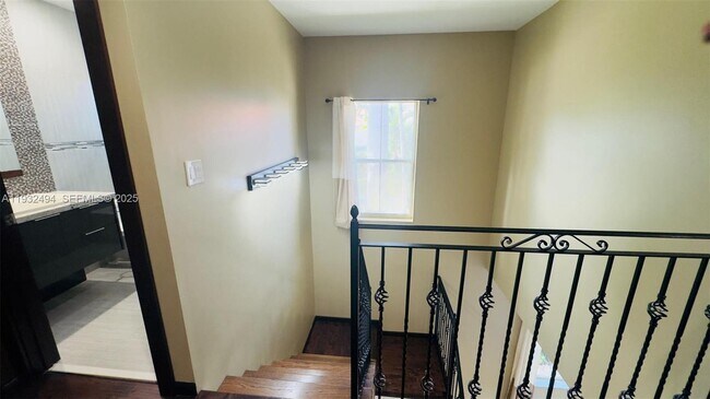 Building Photo - 1094 Redwood St