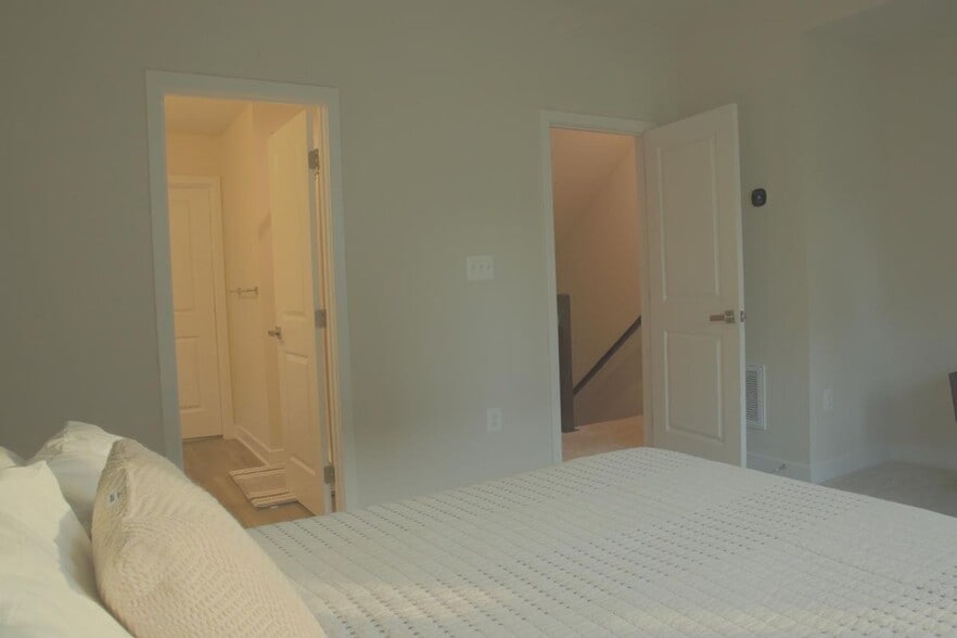 Building Photo - 2816 Devonshire Clfs Ter