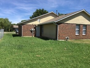 Building Photo - Remodeled 4 bedroom, 2 bath - Moore Schools