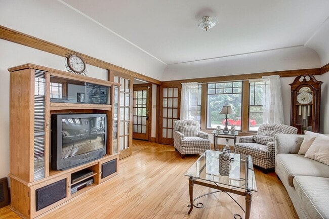 Primary Photo - 2006 Grand Ave