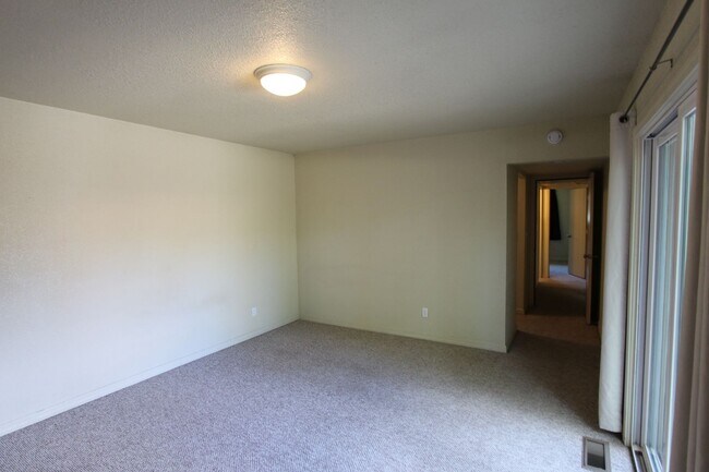 Building Photo - MOVE IN READY! Spacious 4-Bedroom Coconino...