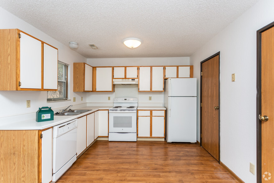 3BR, 1.5BA - Townhome - 1223 SF - Whispering Pines Apartments