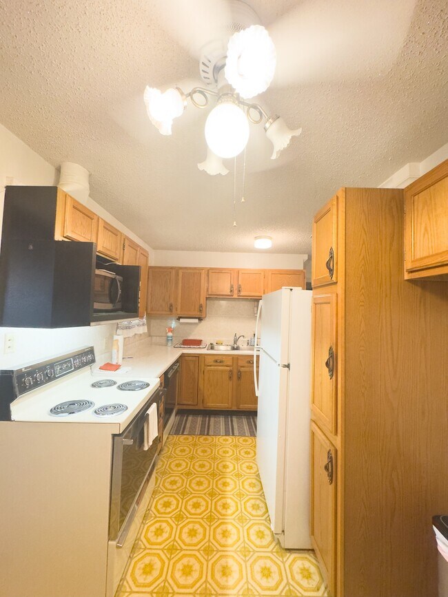 Building Photo - 705 Greenway Dr