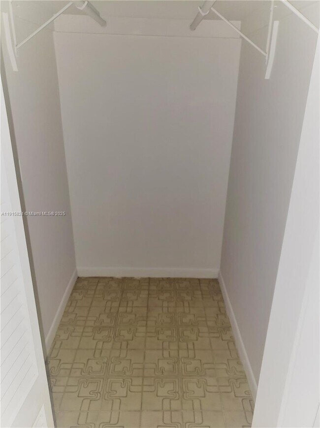 Building Photo - 2140 SW 25th St